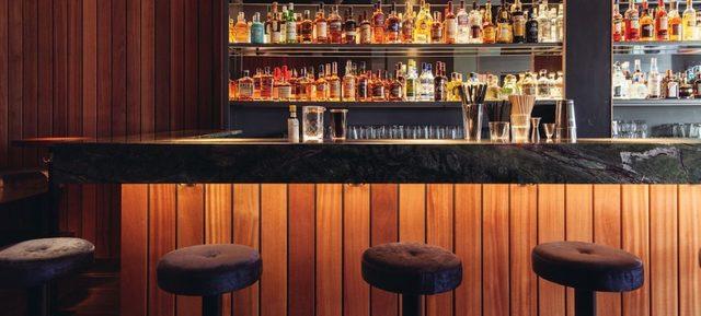 Elephant Bar 的酒吧台和酒瓶陈列